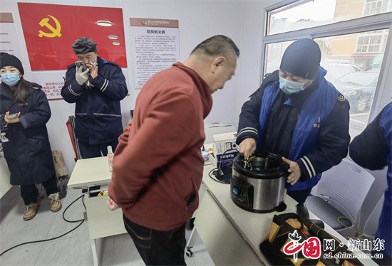 “服务于心便民于行”——青岛市崂多米体育山区环卫园林总公司开展便民服务活动(图4)